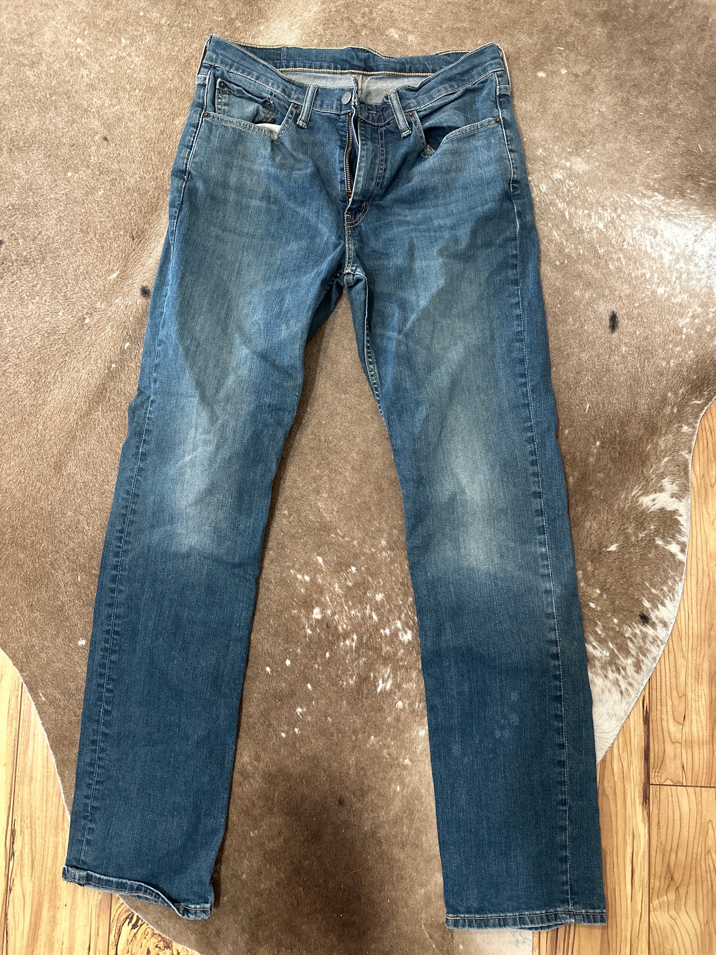 Size 32 x 34 Levi Straight Jean